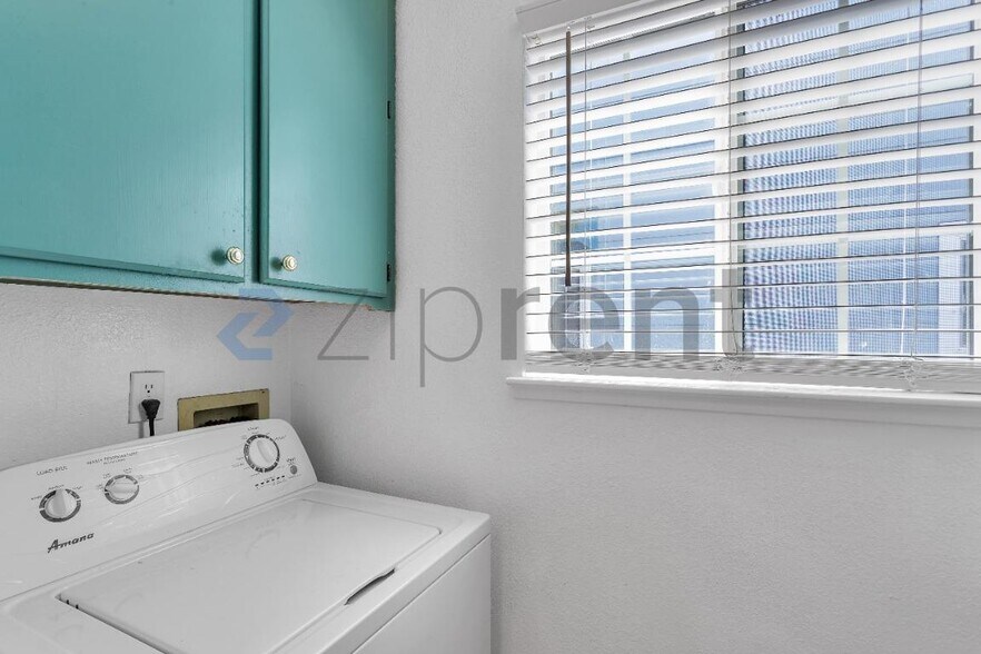 Building Photo - Unit 1