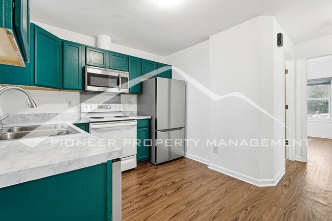 Building Photo - Charming Home with Washer/Dryer and Fenced Yard