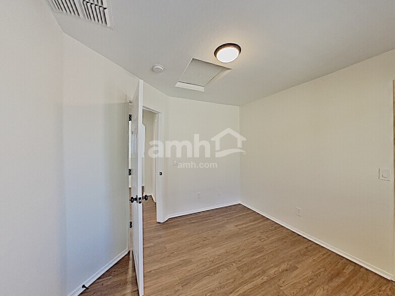 Building Photo - 14223 W Country Gables Dr