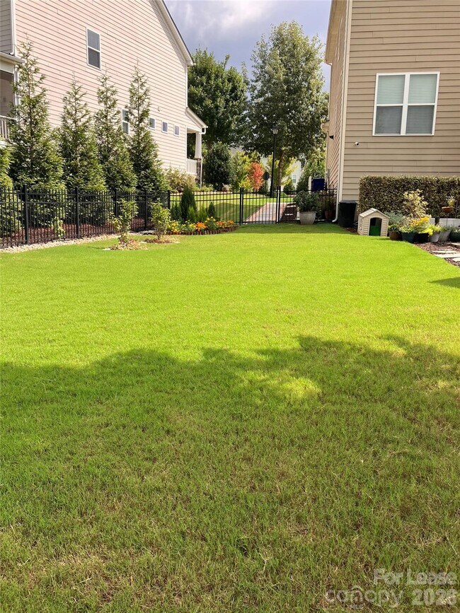 Building Photo - 8634 Shadetree St