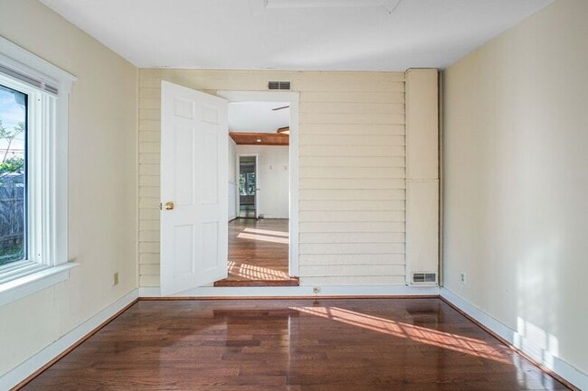 Building Photo - 307 Hawke St