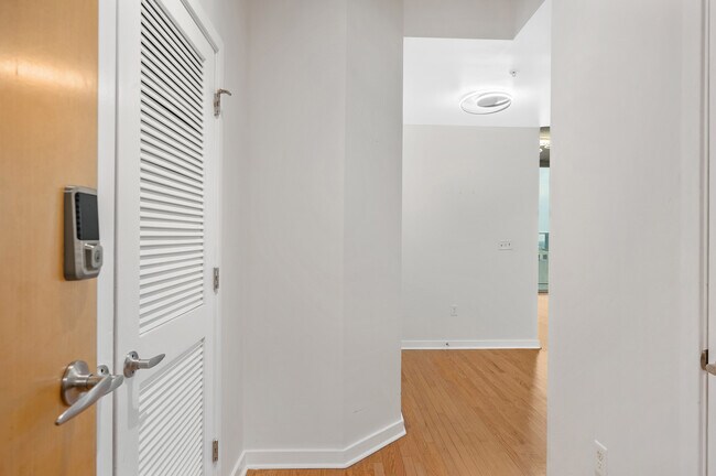 Building Photo - 400 W Peachtree St NW