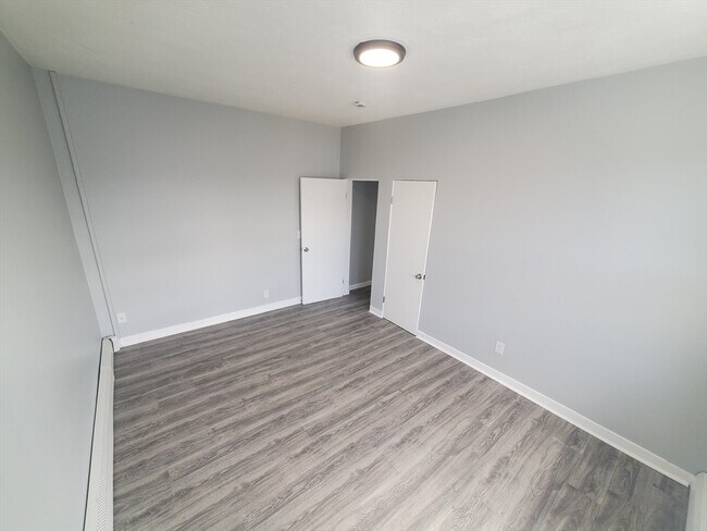 Building Photo - 14 Abbotsford St