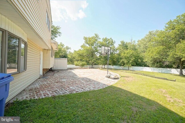 Building Photo - 701 Crestbrook Ave