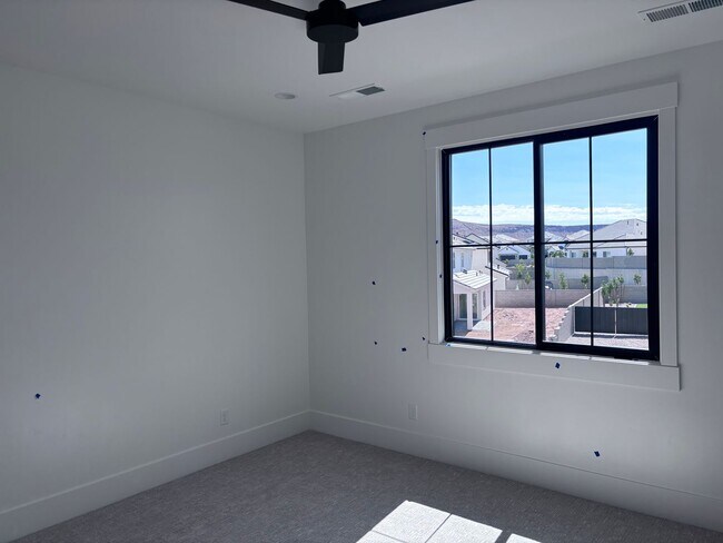 Building Photo - Brand New 6 Bed 4 bath home with built in ...