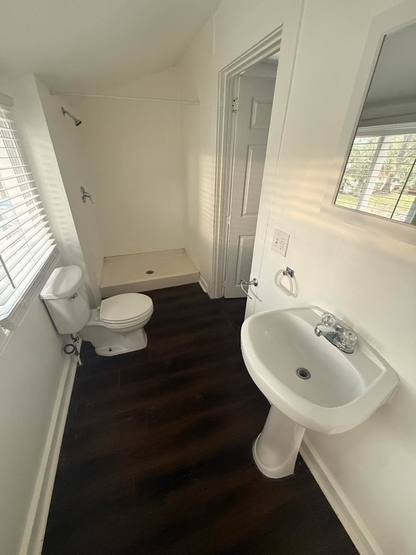 Building Photo - 1131 Queen St N