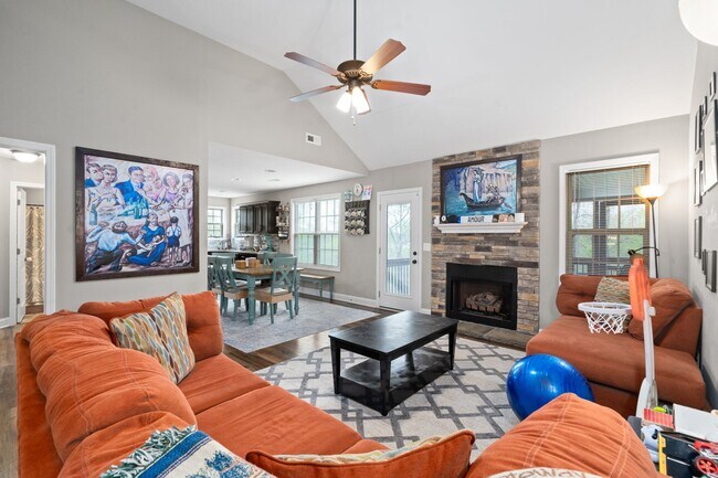 Building Photo - 1831 Camelot Dr