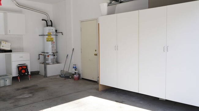 Building Photo - 3 bedrooms 2.5 baths  house in Eastlake- Chula Vista