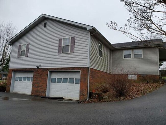 Building Photo - 109 Robin Dr