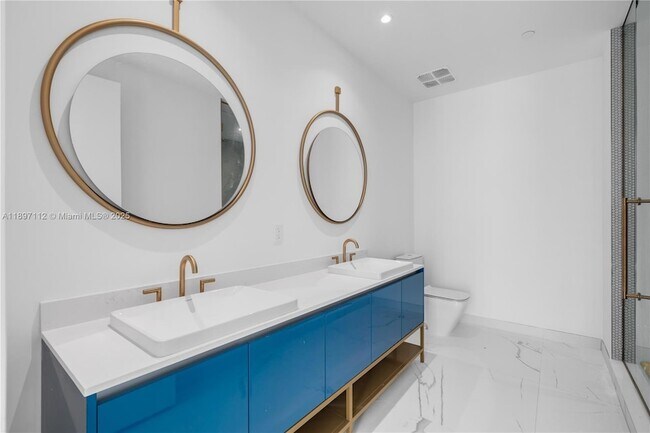 Building Photo - 2655 S Bayshore Dr