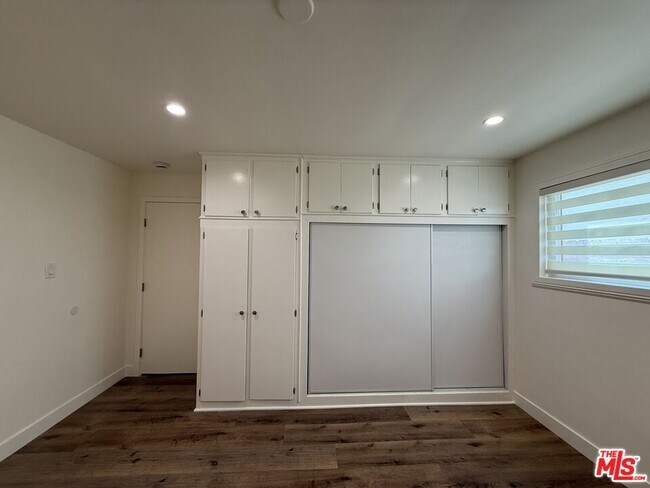 Building Photo - 2400 Vanderbilt Ln