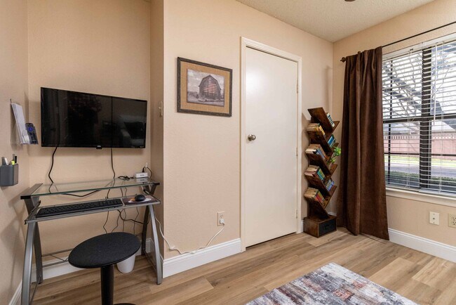 Building Photo - 8467 Willow Creek Dr