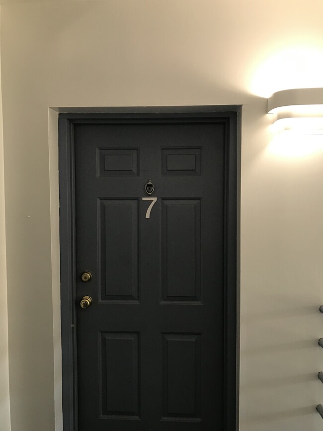 Unit door - 5219 Le Parc Dr