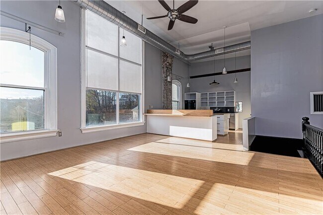 Building Photo - 114 Main St