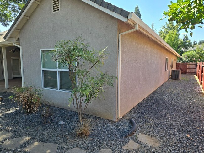 Building Photo - 105 Sterling Oaks Dr