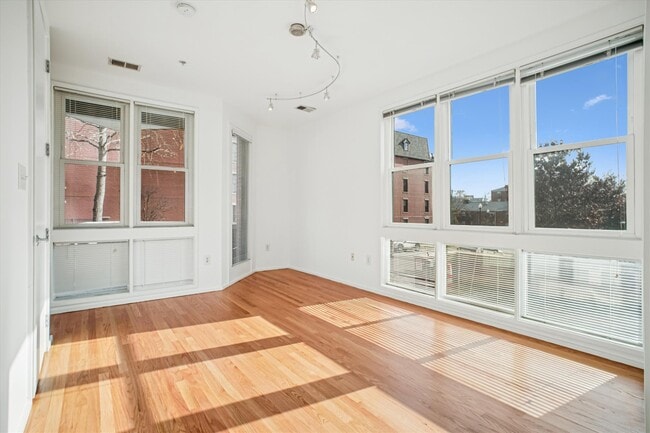 Building Photo - 1662 N Quinn St