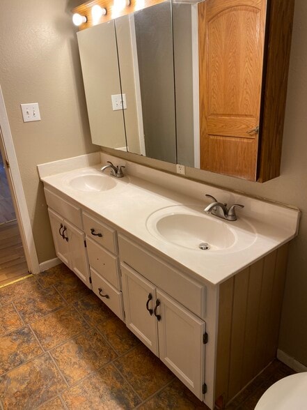 Building Photo - 3006 Emerson Avenue N #2