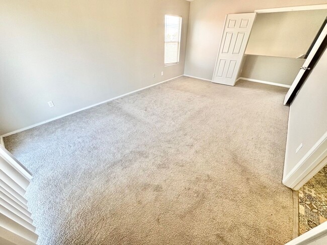 Building Photo - LIMITED TIME ONLY: $500 OFF 2ND MONTH'S RENT -MOVE IN W/IN TWO WEEKS TO TAKE ADVANTAGE of this Be...