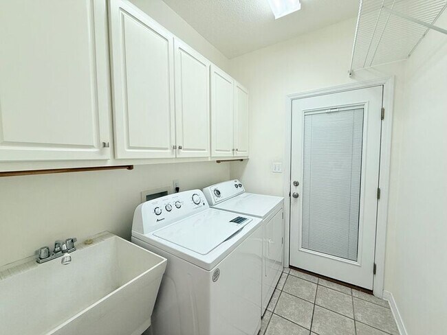 Building Photo - 4161 Longwood Cir