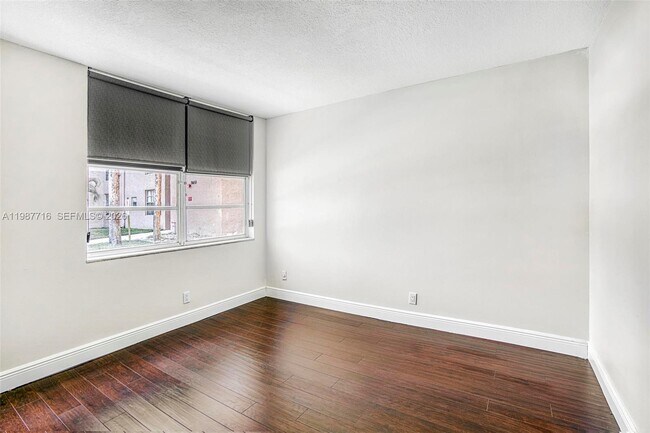 Building Photo - 9450 Live Oak Pl