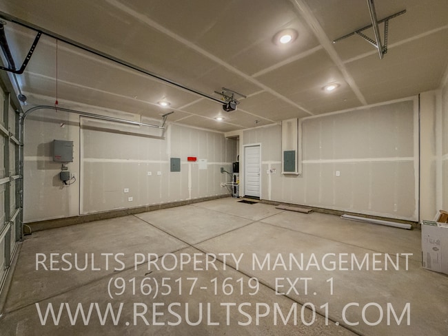 Building Photo - Brand new 3 Bedroom home. Wonderful amenities!