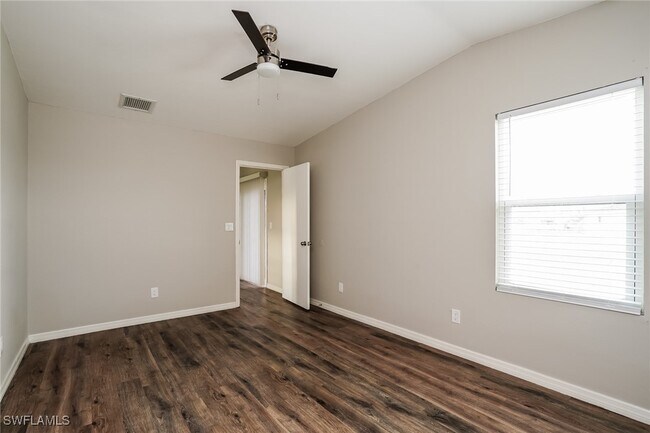 Building Photo - 902 SW 11th Ct