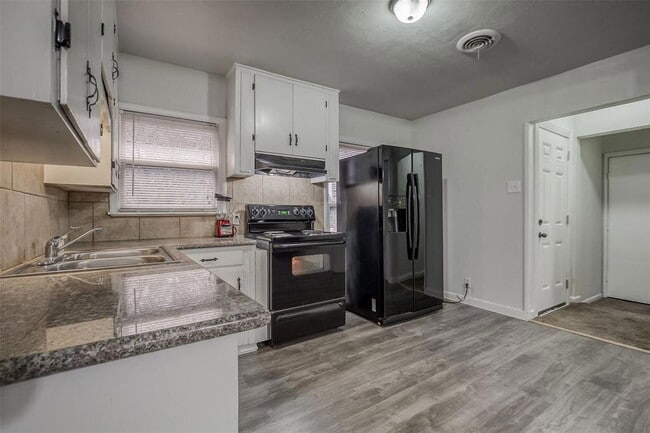 Building Photo - Recently Remodeled 3-Bedroom Home with Gat...
