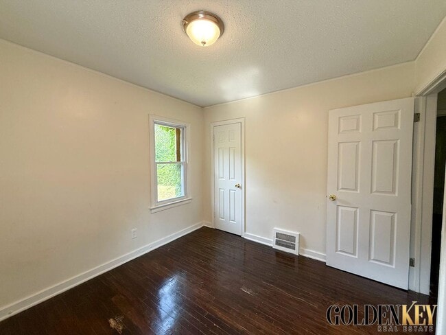 Building Photo - Eastside Remodeled 3 bedroom home near 8 M...