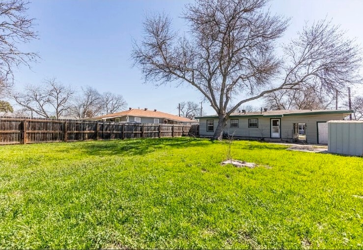 Building Photo - 215 Legion Dr W