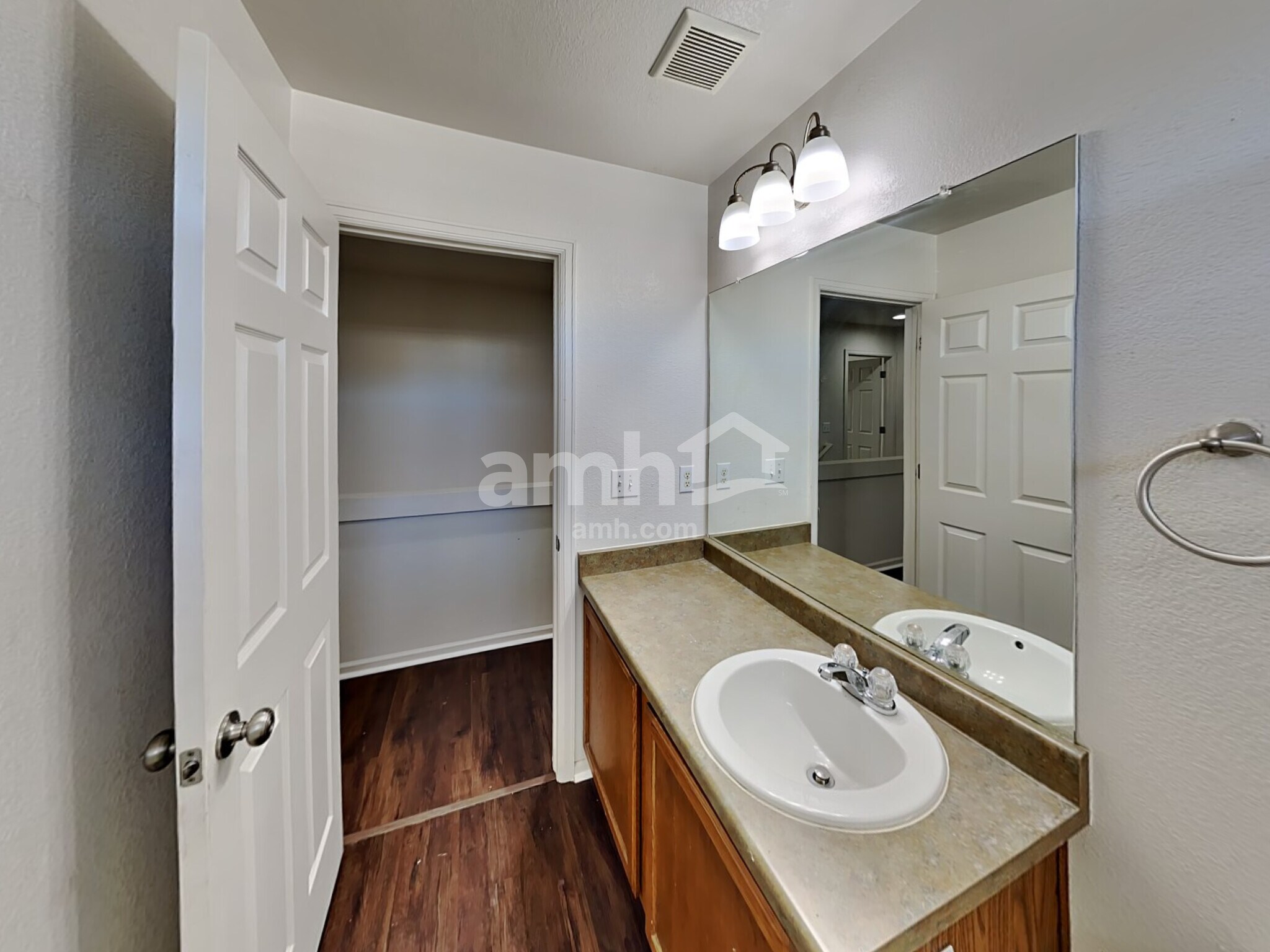 Building Photo - 5561 N Lisbon St