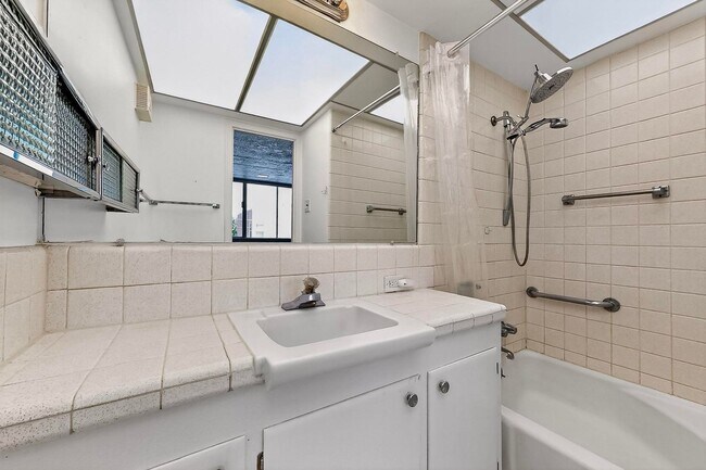 Building Photo - Art Deco Condo 1 Bedroom  1 Bath with cove...