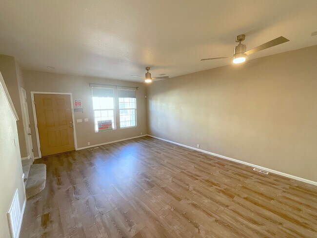 Building Photo - 2 Bedroom Townhome Available Near S Circle...