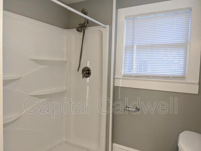 Building Photo - 304 E Hanna Ave