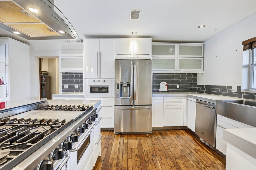 Building Photo - 2740 NE 34th St