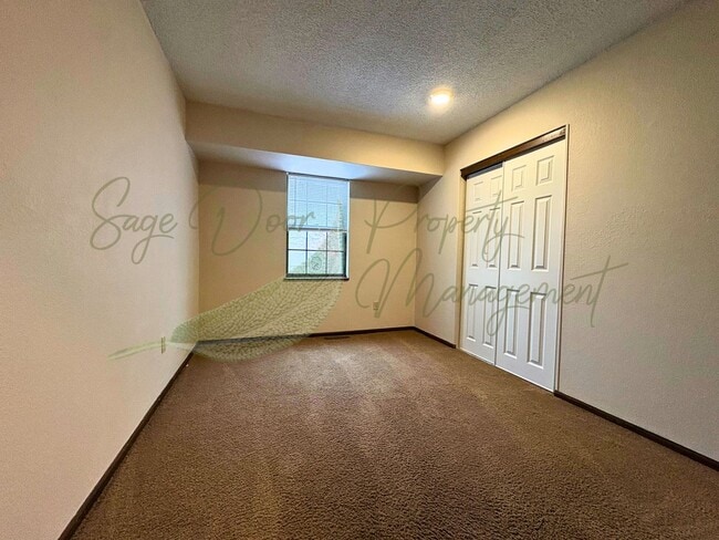 Building Photo - Stylish Blue Springs Home With Fresh Updates & Great Natural Light