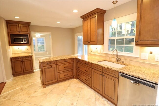 Building Photo - 211 Amberglow Pl