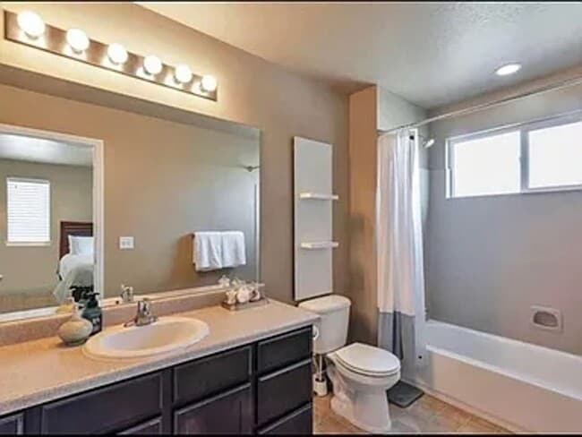 Building Photo - Spacious and Townhome Now Available!