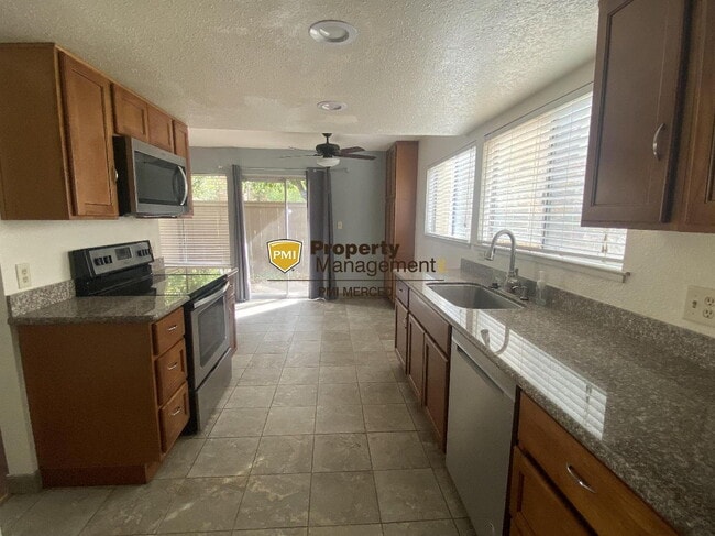 Building Photo - Coming Soon! 2 Bedroom Condo in Gated Community!