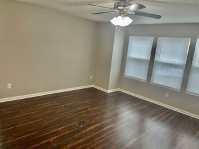 Building Photo - Spacious 3 Bedroom 2.5 bath in Camby!