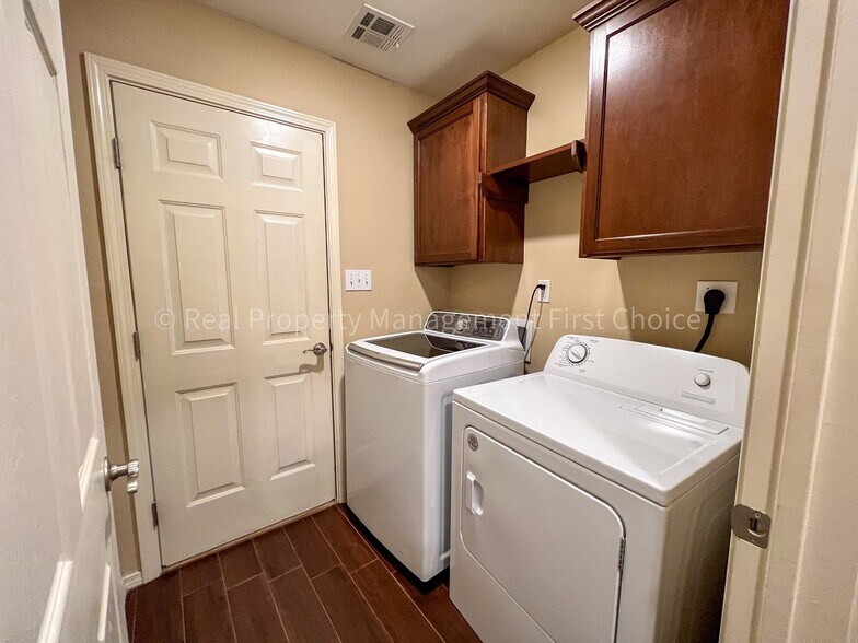 Building Photo - 420 Ridge Point Dr