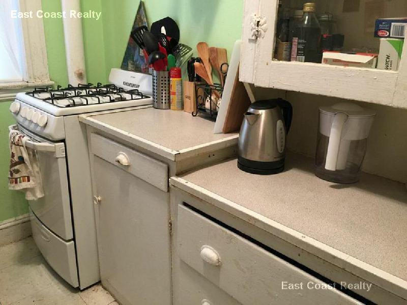 Building Photo - 221 Kelton St