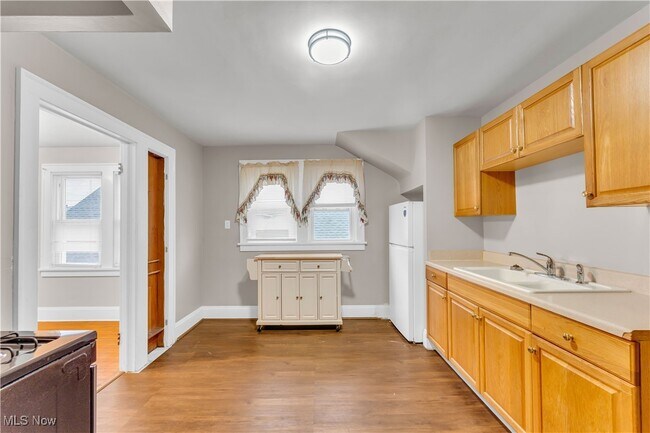 Building Photo - 10007 Parkview Ave