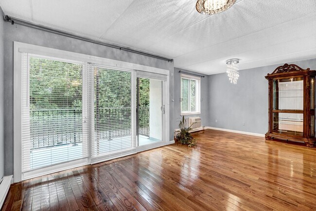 Building Photo - 128 Colonial Pkwy