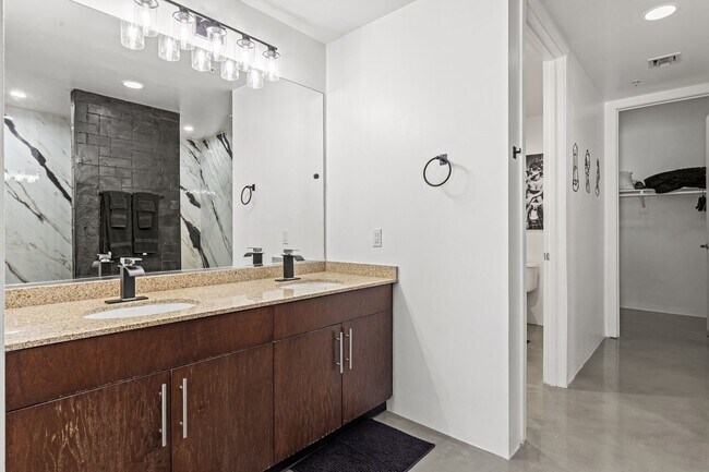 Building Photo - Furnished Juhl Condo w/ Balcony & City Views