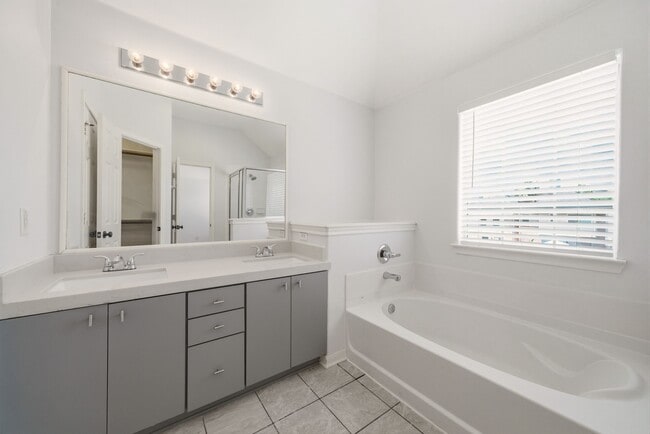 Building Photo - 218 Plaza Del Sol Park