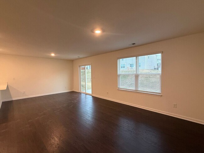 Building Photo - 4 Bedroom 2 Bathroom Home located in Greeneville, TN