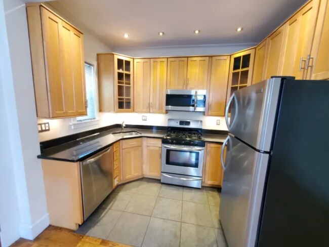 Building Photo - 9/1 No Fee! 4BR/1.5BA townhouse style unit in Brighton Ctr!