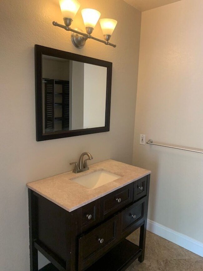 Building Photo - Great 3 Bedroom Townhouse!