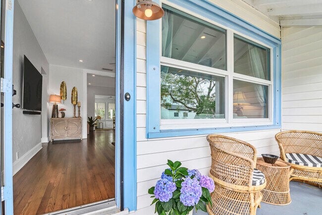 Building Photo - 1517 N Palmway