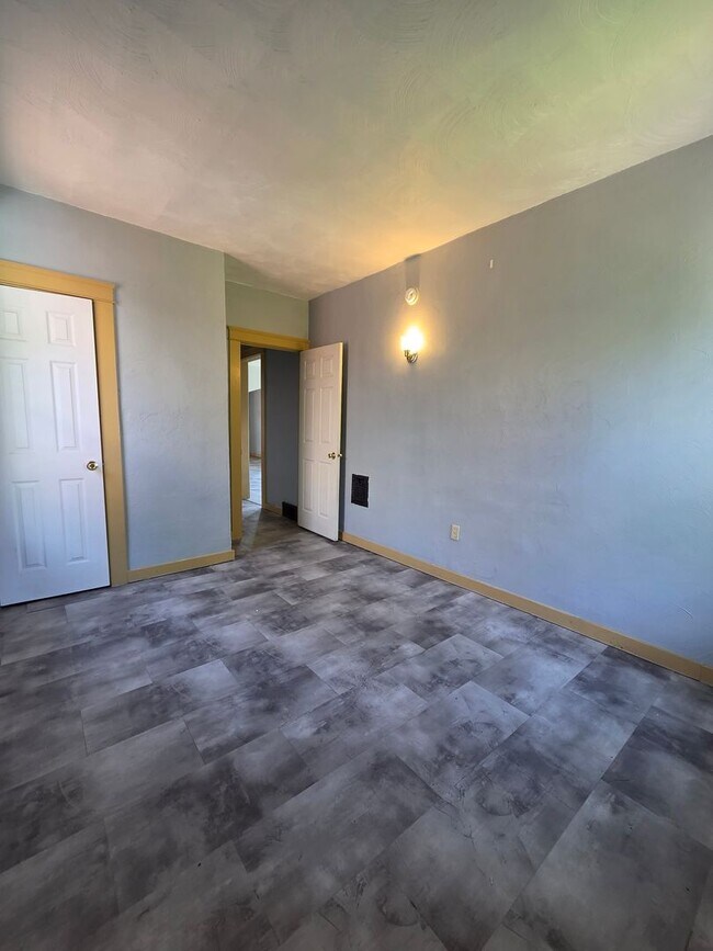 Building Photo - Upper 2 bedroom unit east side